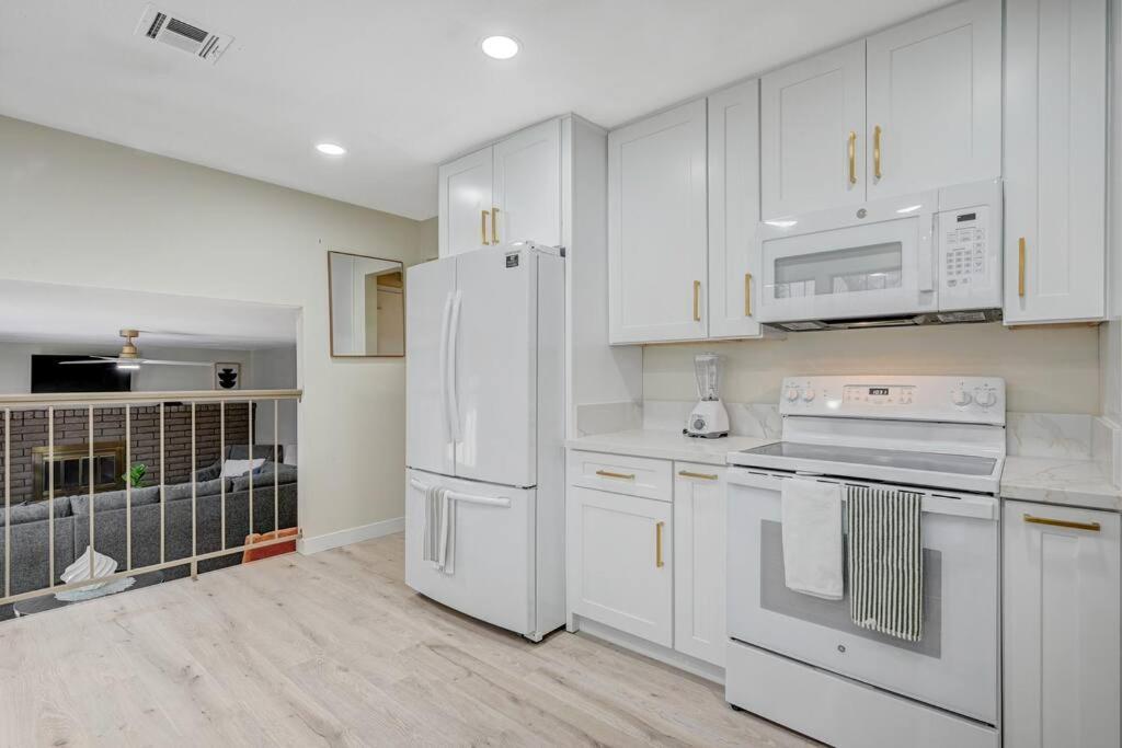 New Poolside Paradise In Vegas With Bbq And Games Holiday home