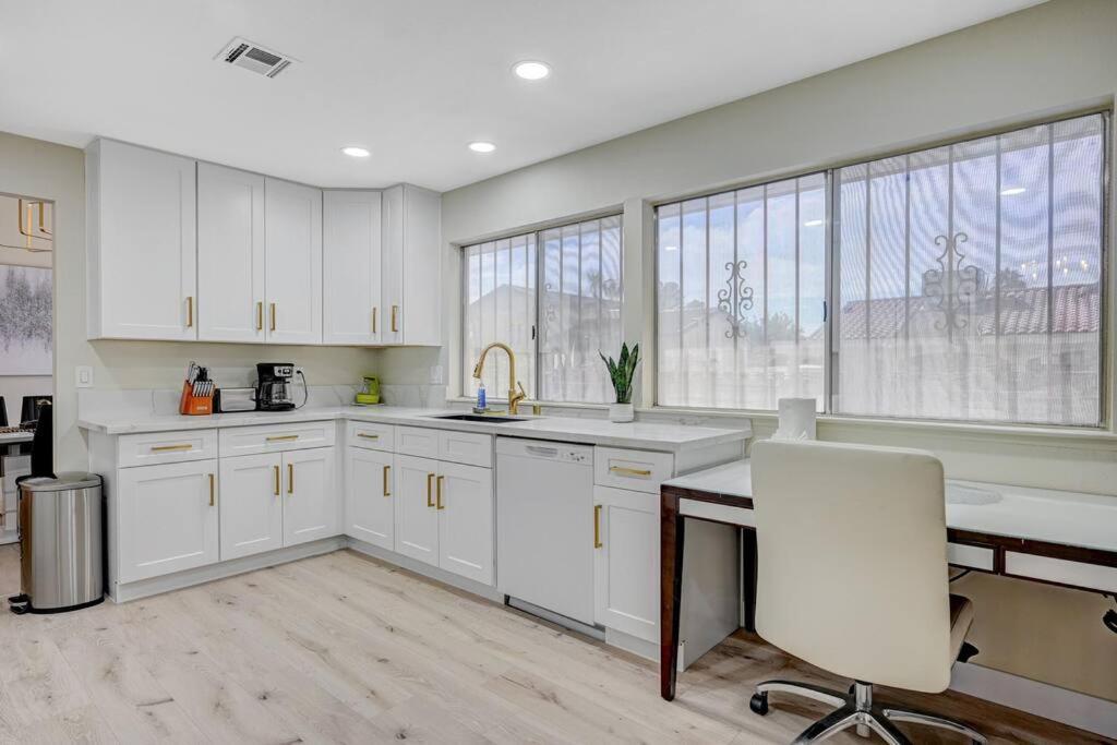 New Poolside Paradise In Vegas With Bbq And Games Holiday home Las Vegas