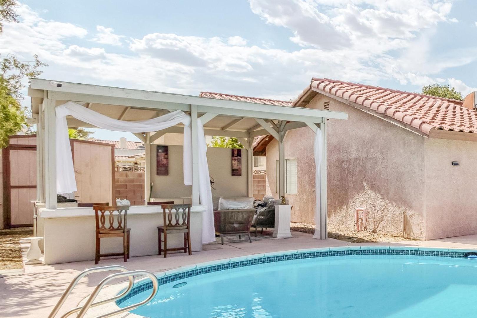 Vacation In Vegas W Pool 2 Mile To Strip Holiday home