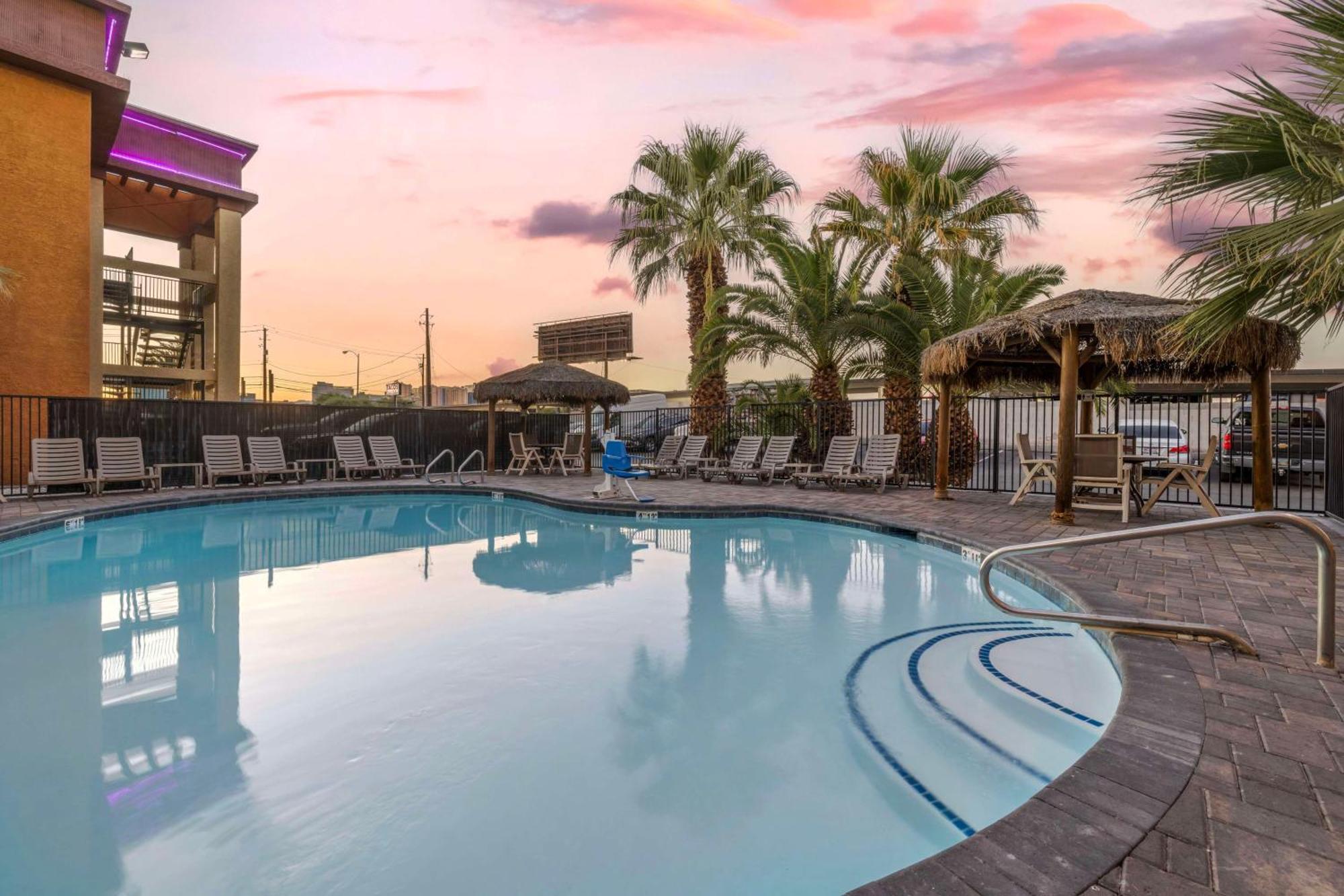 Hotel Western Mccarran 3*