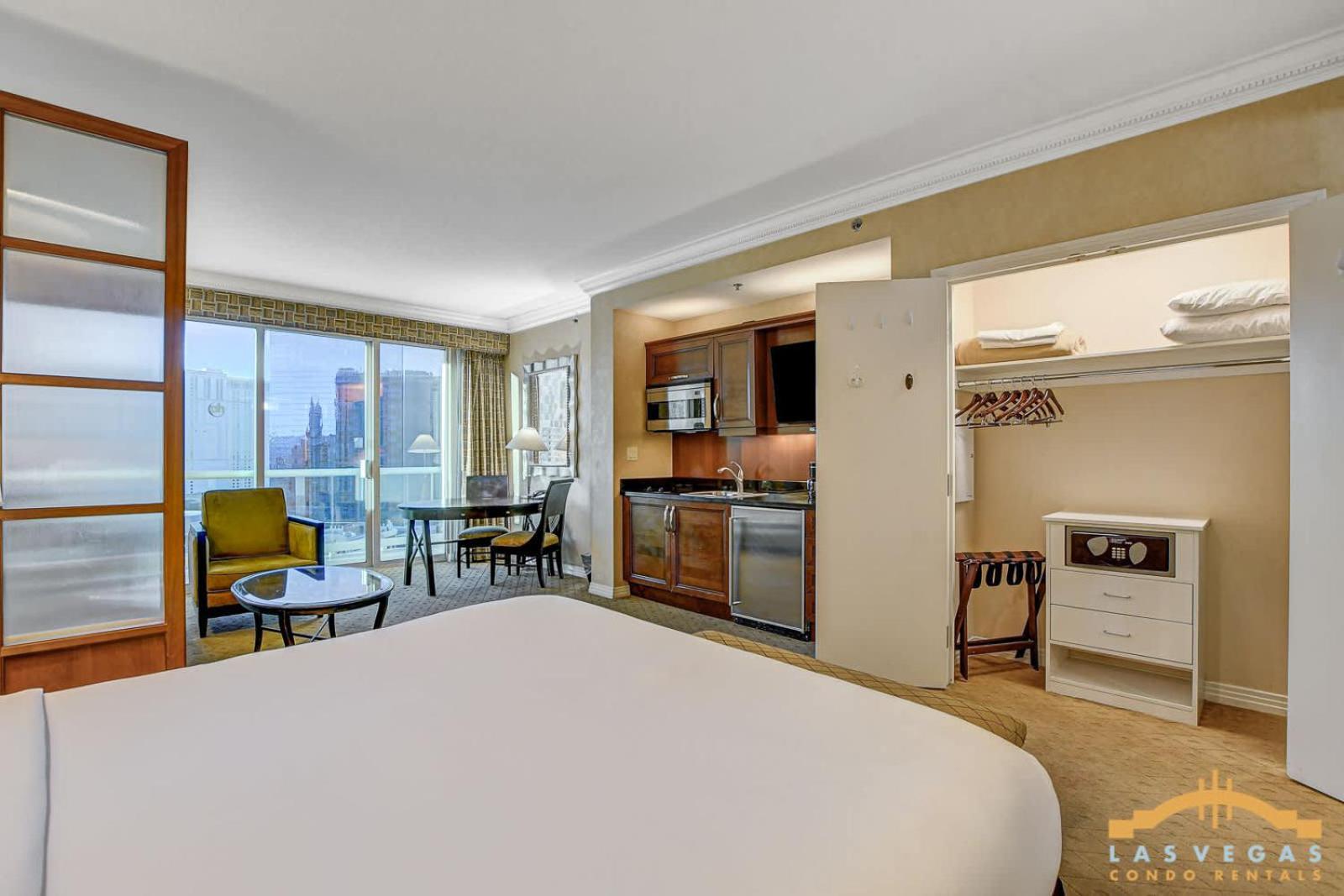 Mgm Signature-16-605 Strip View Balcony Ferienhaus