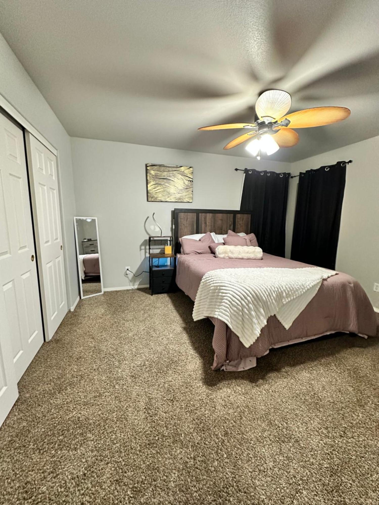Vegas Spacious Close To Everything Homestay