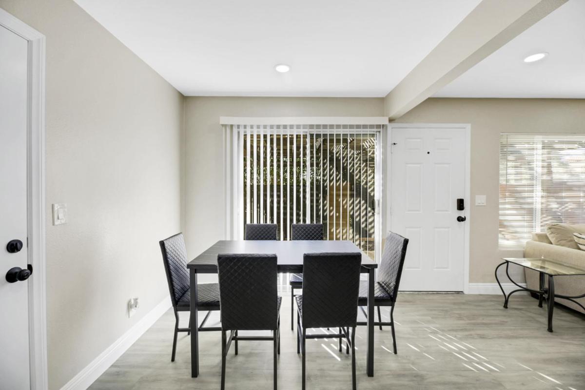 Apartment Gorgeous 2 Bedroom, 2 Bath With 2-car Garage Las Vegas