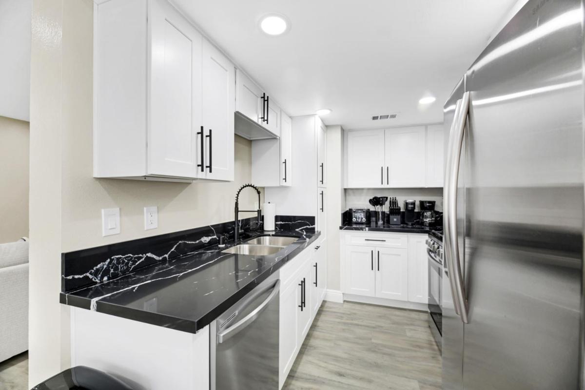 Gorgeous 2 Bedroom, 2 Bath With 2-car Garage Apartment *