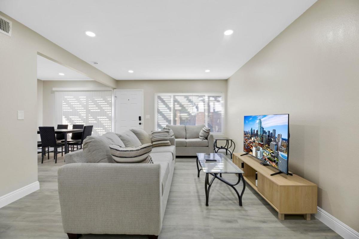 Apartment Gorgeous 2 Bedroom, 2 Bath With 2-car Garage