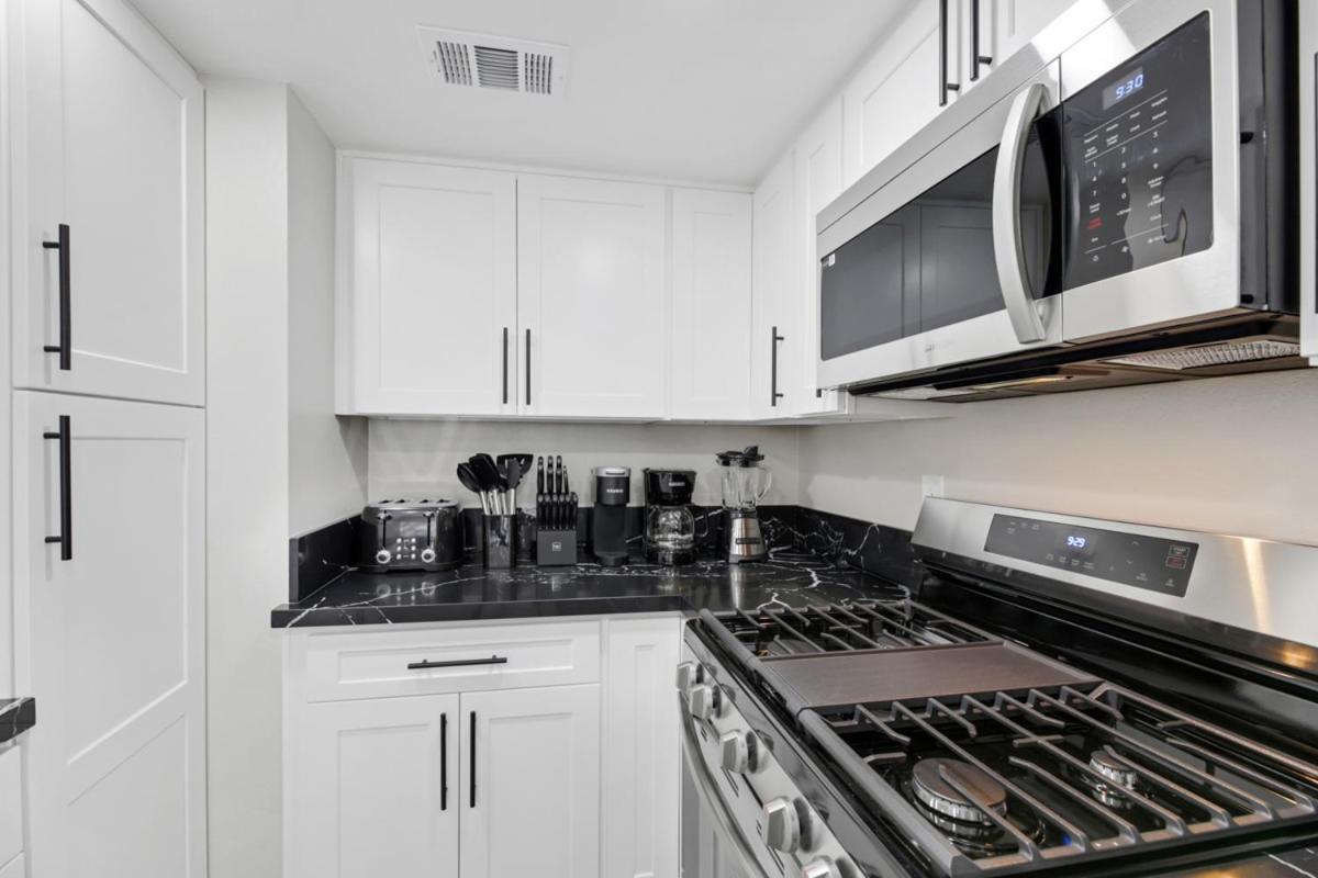 Apartment Gorgeous 2 Bedroom, 2 Bath With 2-car Garage *