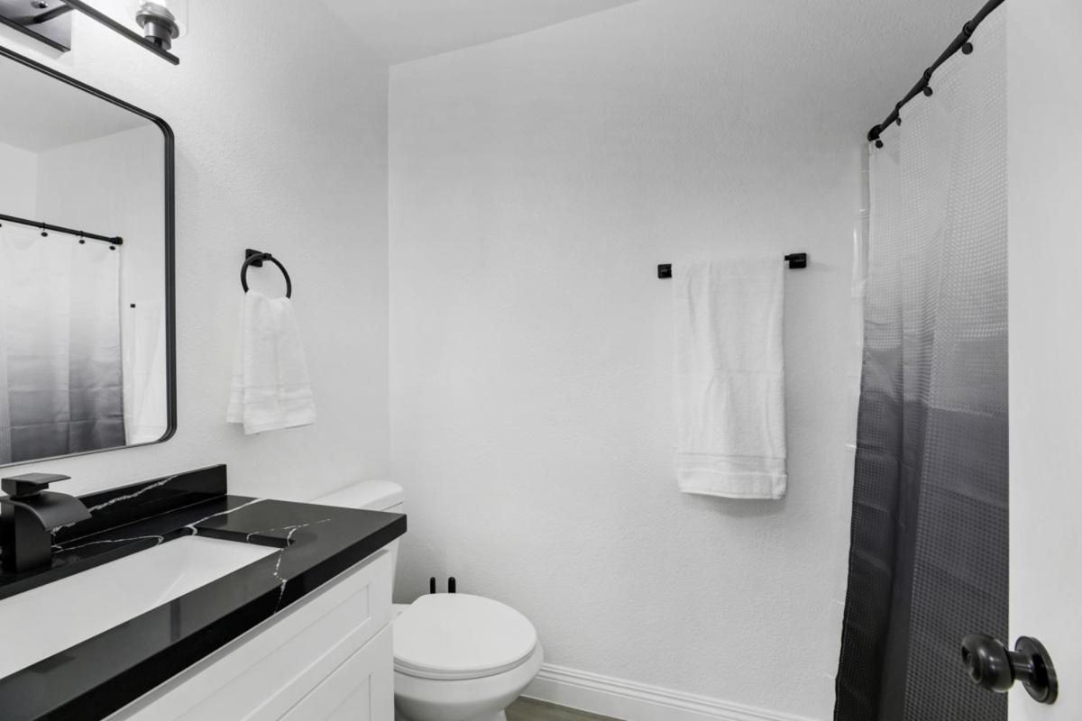 Apartment Gorgeous 2 Bedroom, 2 Bath With 2-car Garage