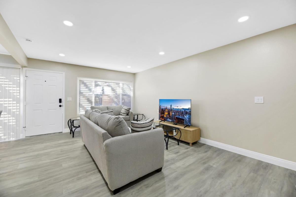 Gorgeous 2 Bedroom, 2 Bath With 2-car Garage Apartment Las Vegas