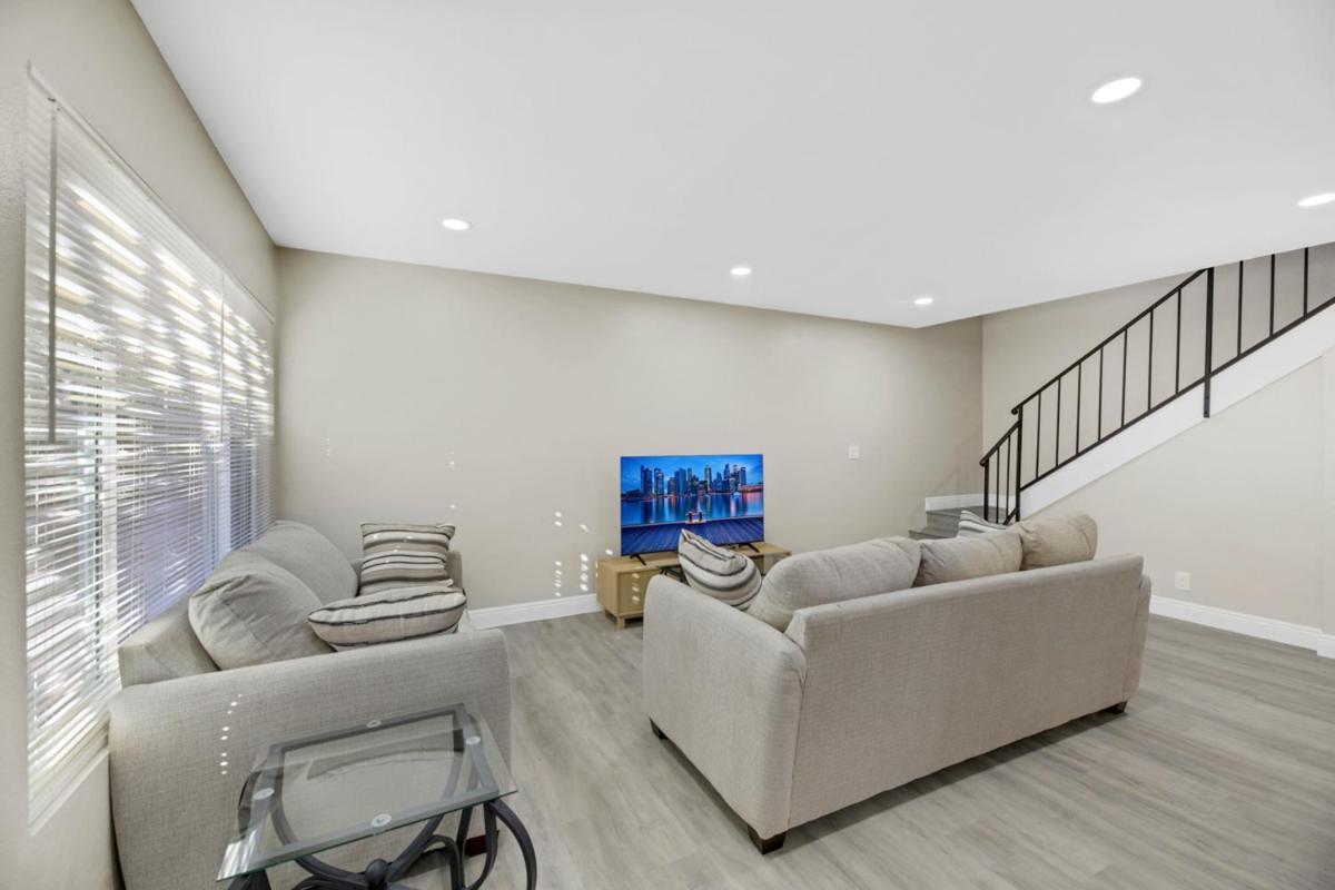 Apartment Gorgeous 2 Bedroom, 2 Bath With 2-car Garage
