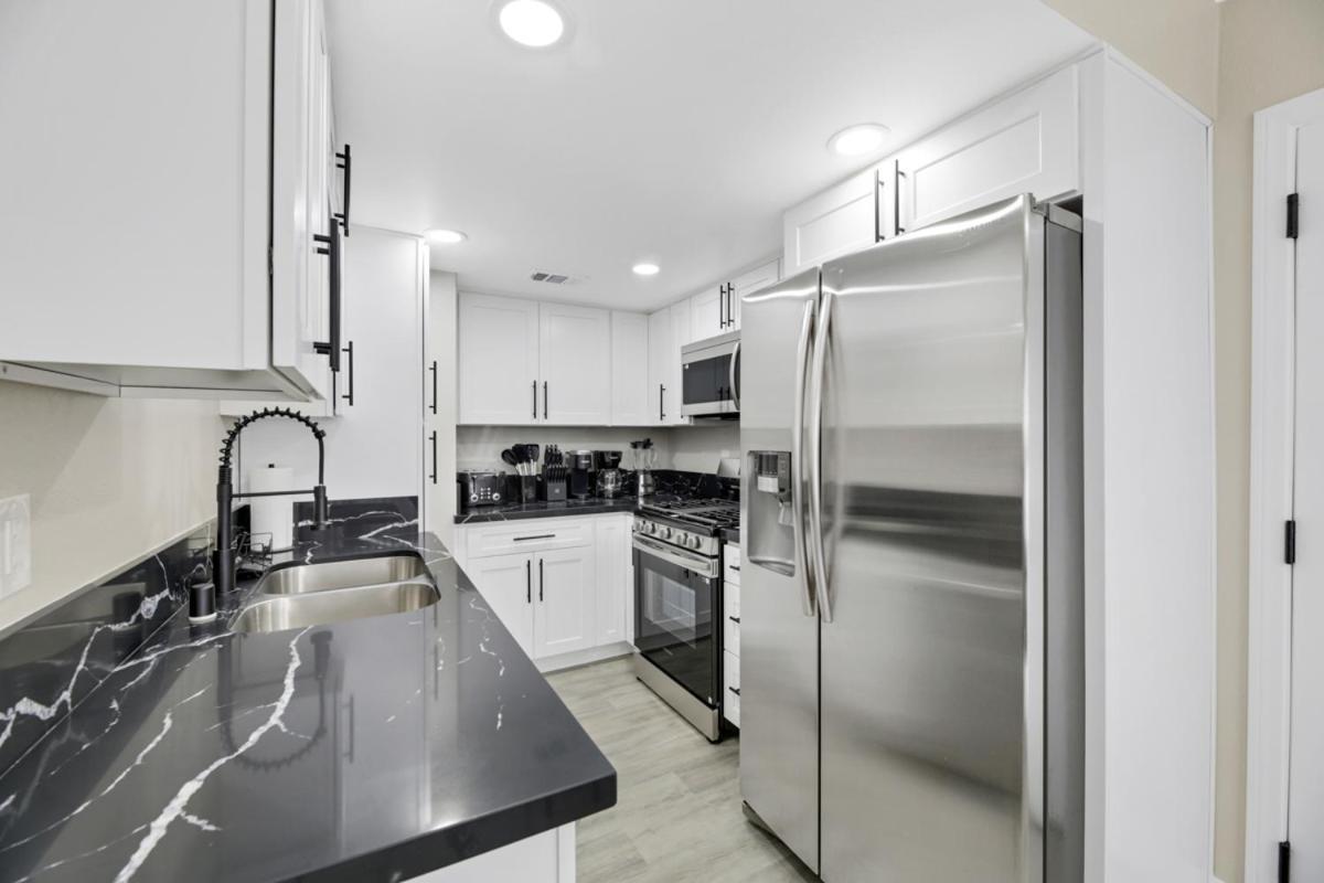 Gorgeous 2 Bedroom, 2 Bath With 2-car Garage Apartment *