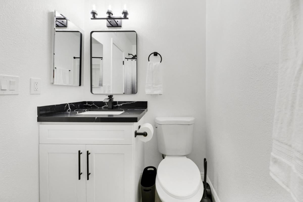 Gorgeous 2 Bedroom, 2 Bath With 2-car Garage *