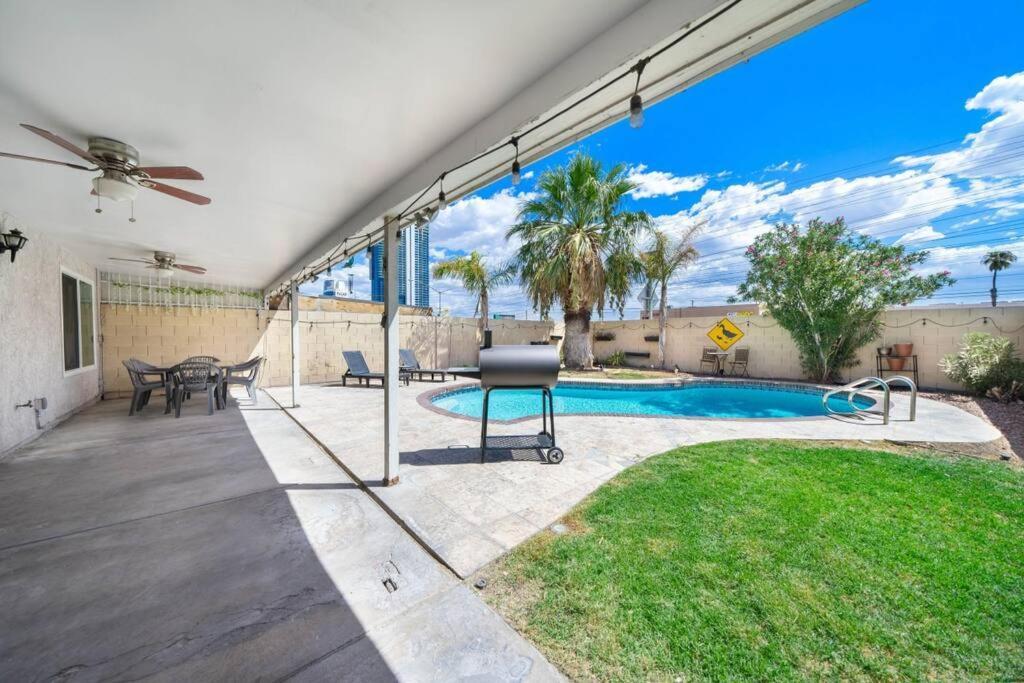Pool House Near Chinatown Vegas Wifl-sleeps 9 Holiday home Las Vegas