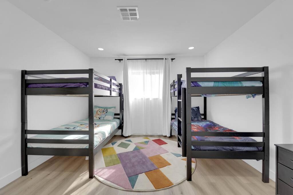 Vegas Bliss Near The Strip - Pet & Family Friendly Holiday home *