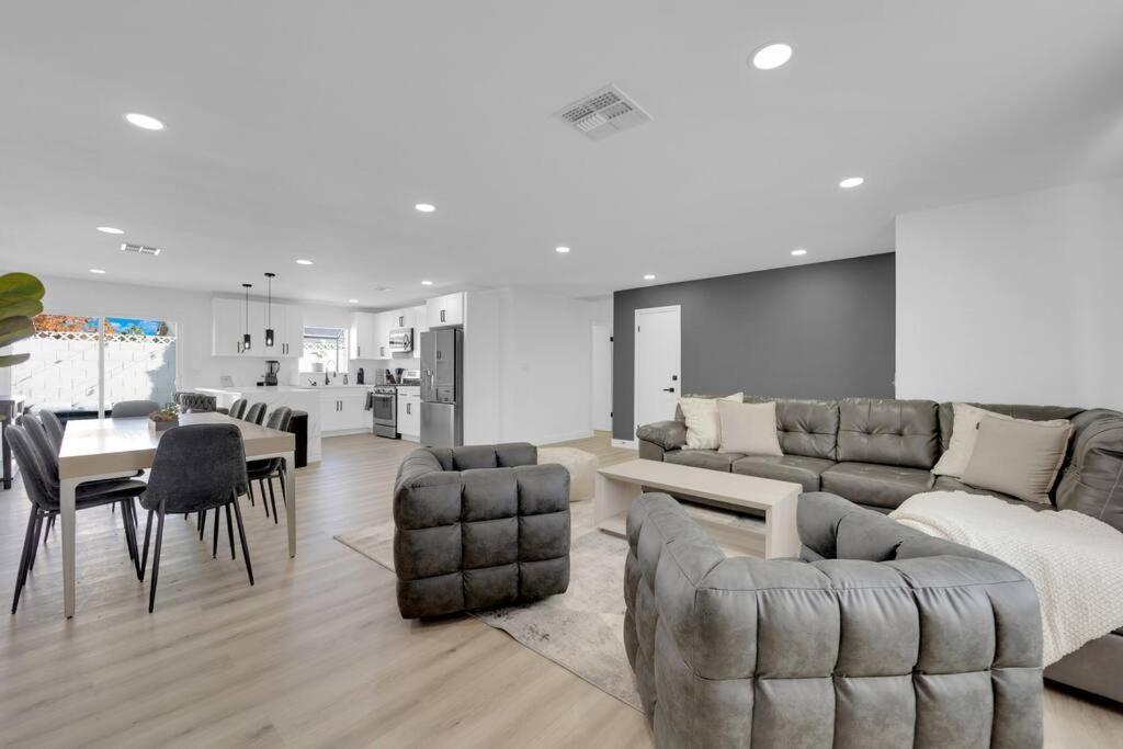 Vegas Bliss Near The Strip - Pet & Family Friendly Holiday home *