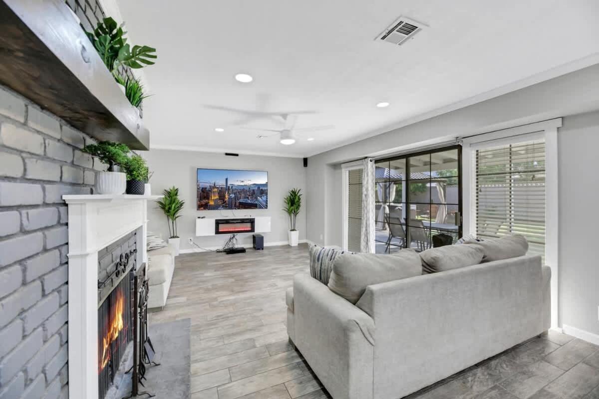 Modern With Theater And Hot Tub Holiday home *