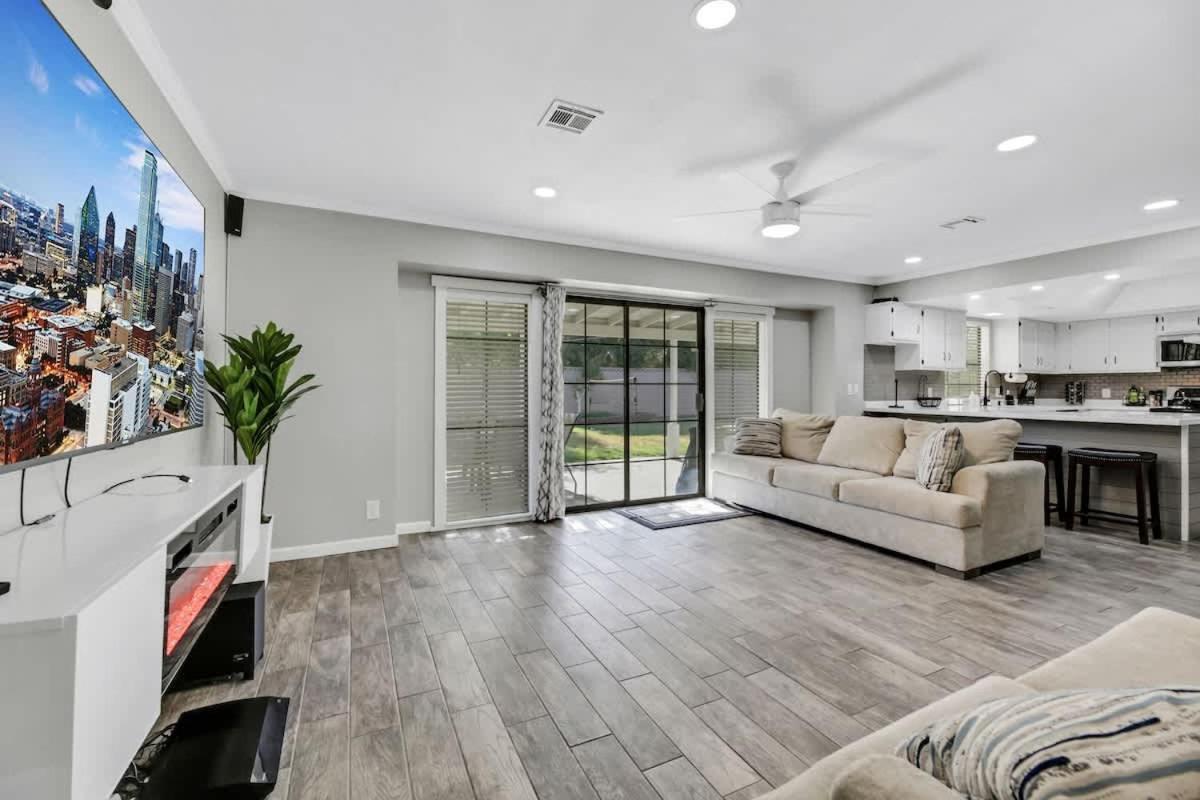 Modern With Theater And Hot Tub *