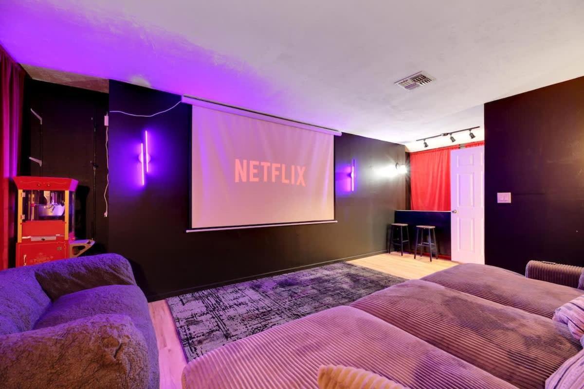 Modern With Theater And Hot Tub Holiday home *