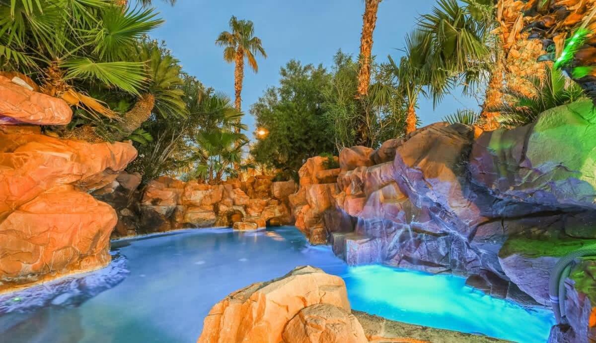 Villa Wild Oasis With Omg Amazing Pool Modern