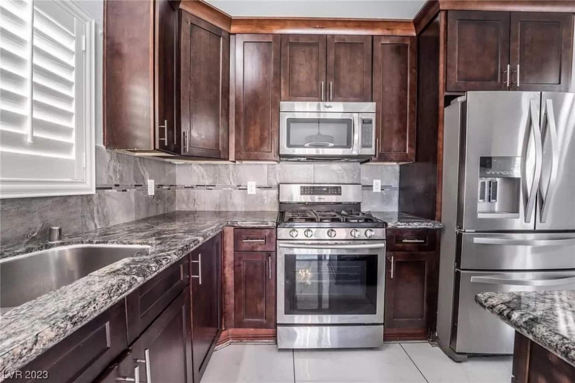 Holiday home Heated Salt Pool, Bbq, Movie Projector, Stereo, Billiards Table, Arcade Game, Darts - Stone Sanctuary Nw At Childrens Memorial Park, Pool Heat Optional