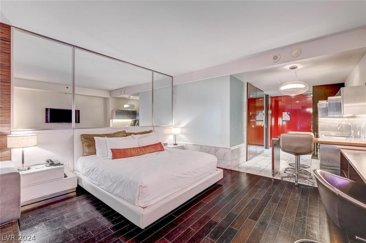 Beautiful Strip-view Balcony Access 31318 Apartment *