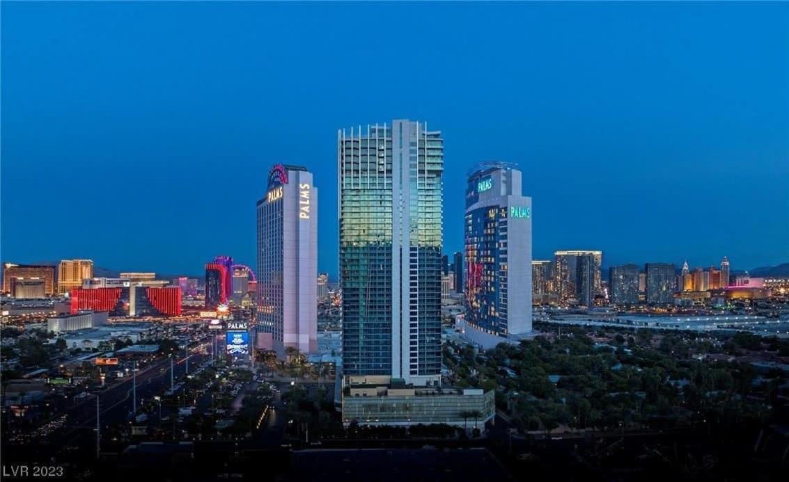 Beautiful Strip-view Balcony Access 31318 Apartment