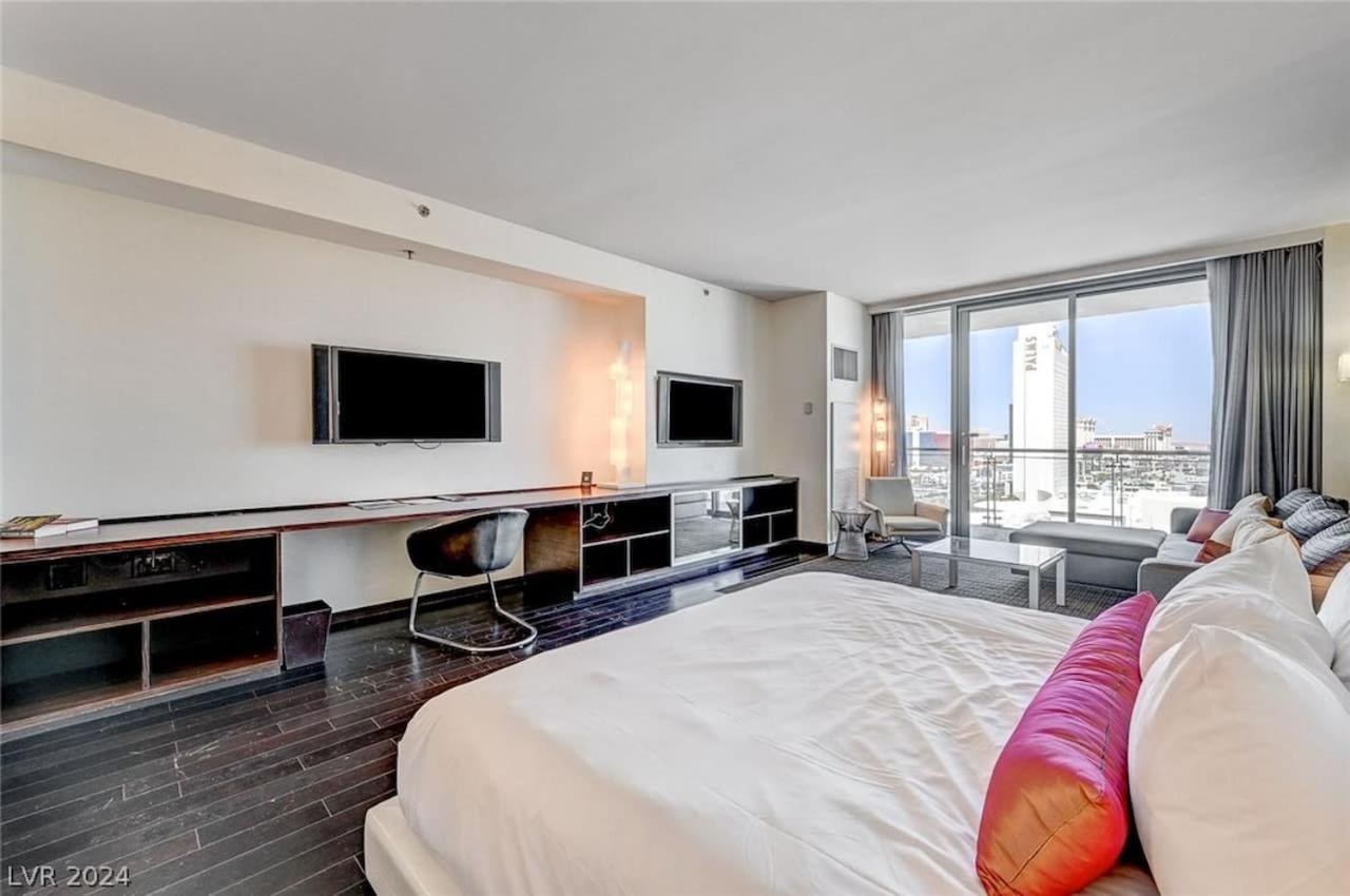 35th Floor Palms 35309 Balcony Access *