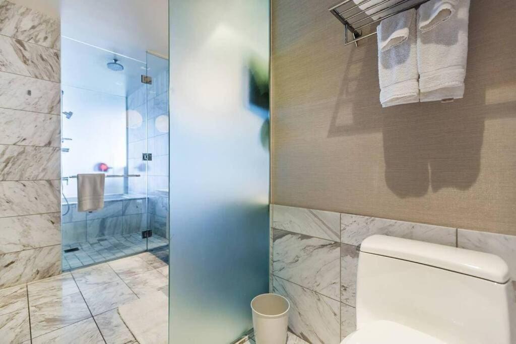 35th Floor Palms 35309 Balcony Access Apartment