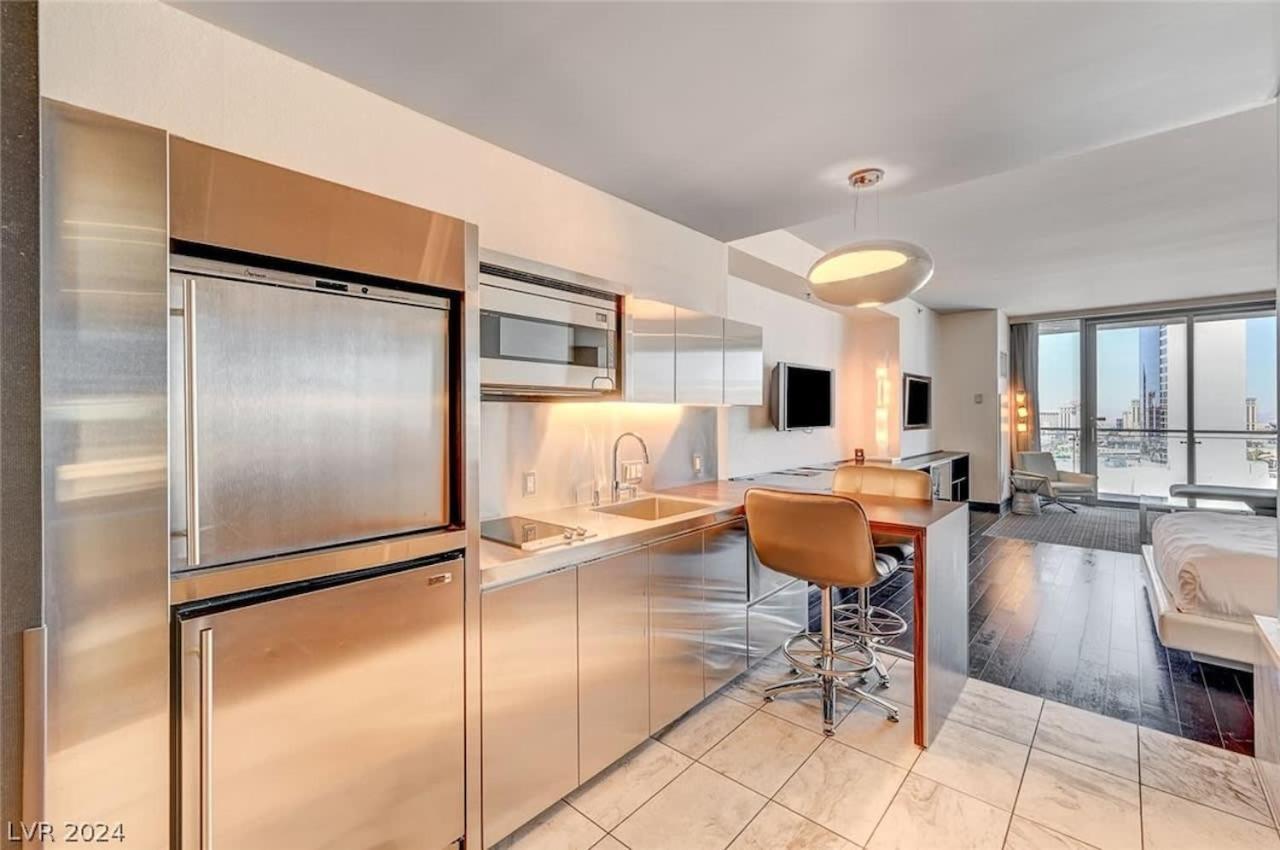 35th Floor Palms 35309 Balcony Access Apartment