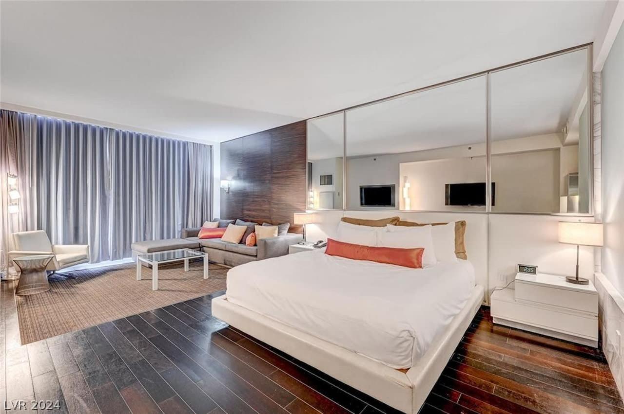 35th Floor Palms 35309 Balcony Access Apartment *