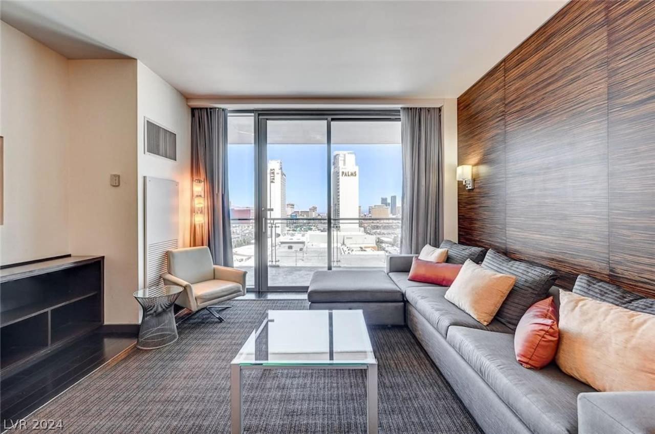 35th Floor Palms 35309 Balcony Access Apartment
