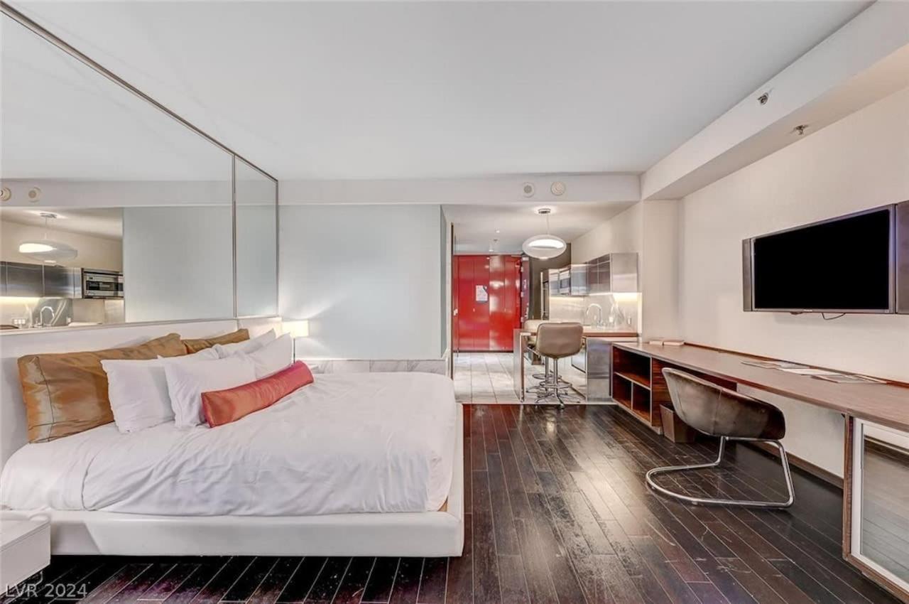 Apartment 35th Floor Palms 35309 Balcony Access *
