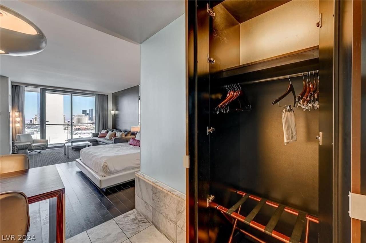 35th Floor Palms 35309 Balcony Access *