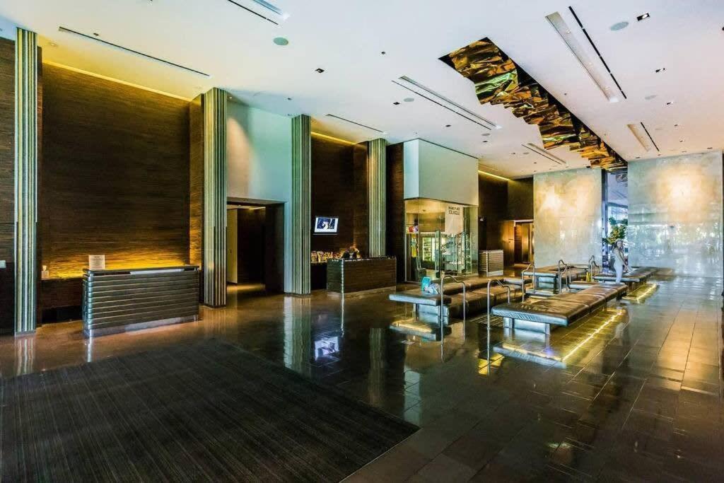 35th Floor Palms 35309 Balcony Access Apartment