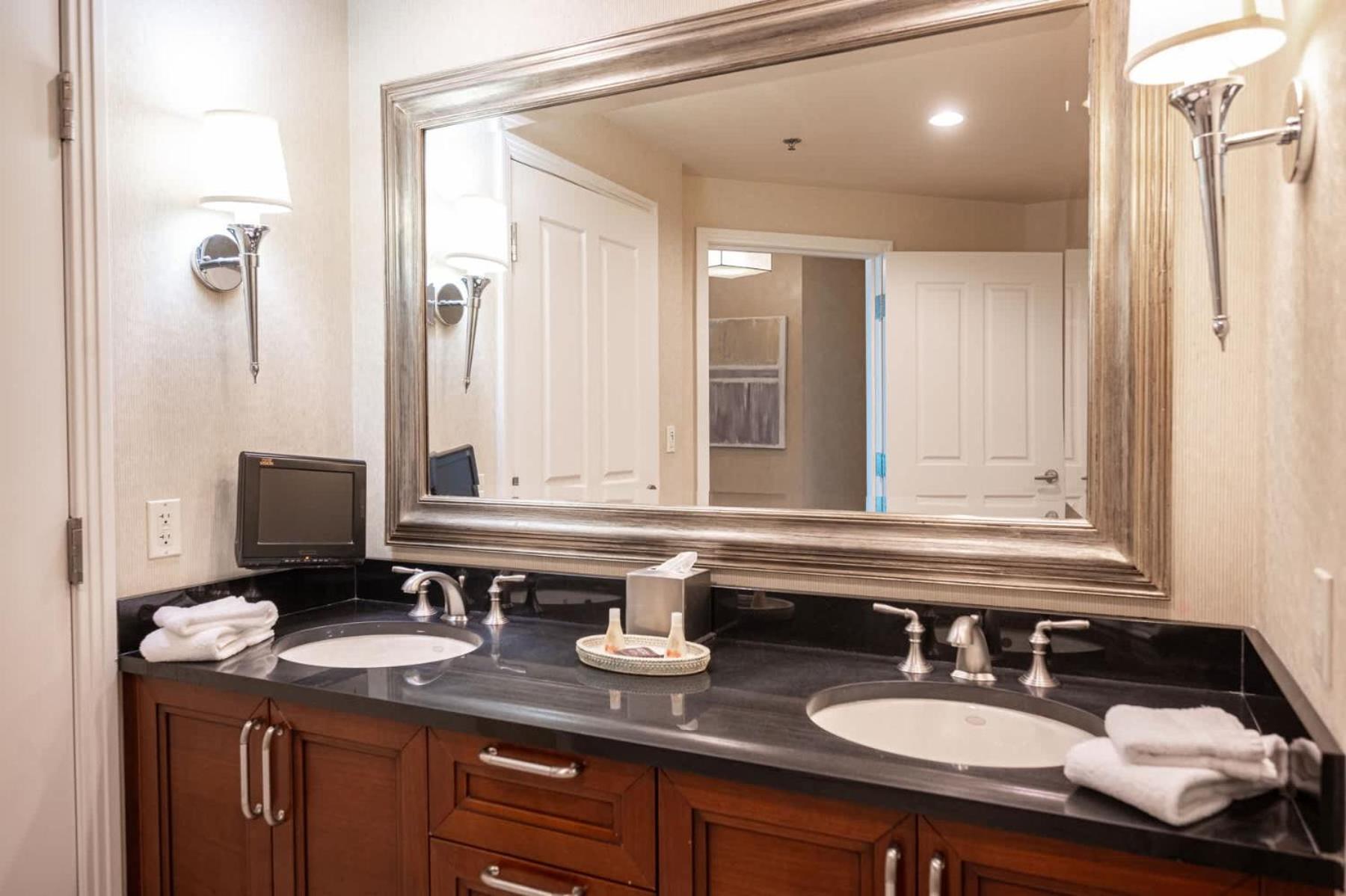 No Fee Strip View + Free Valet + Pool Holiday home *