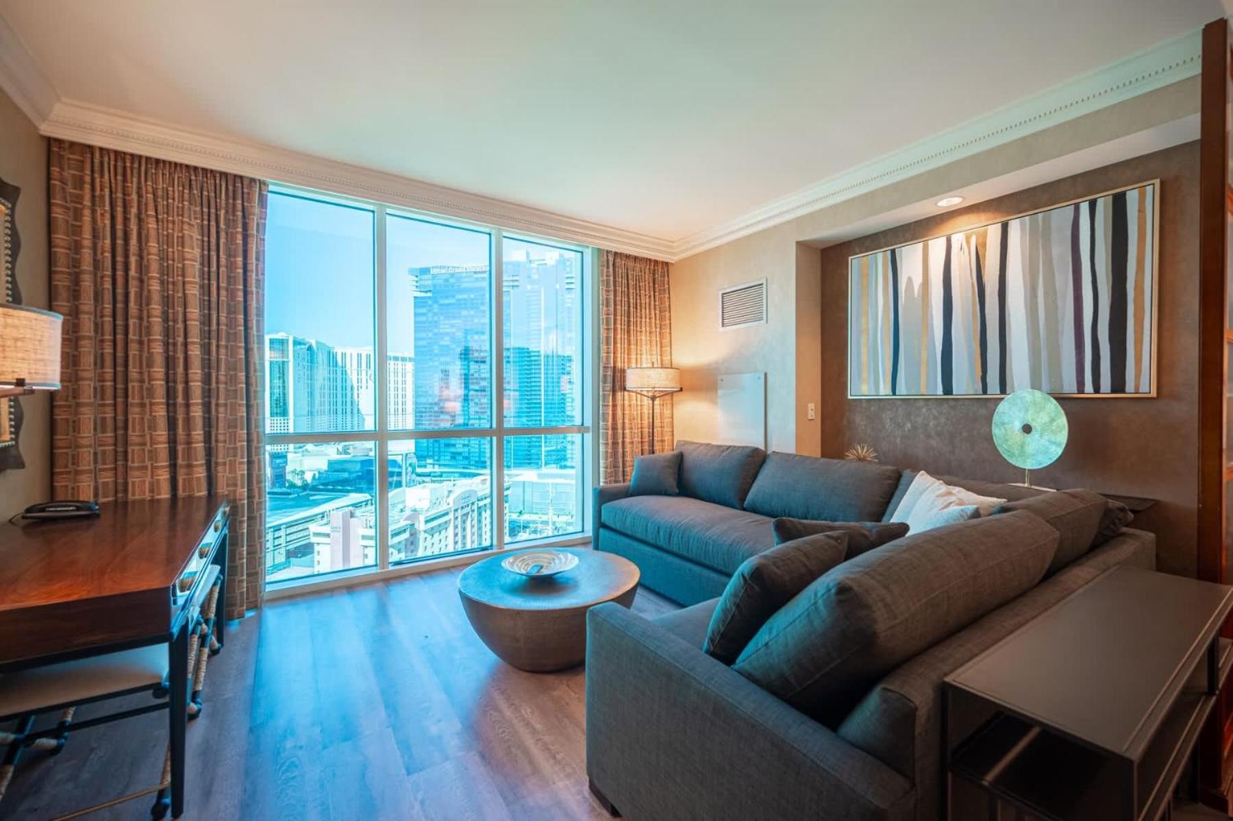 Holiday home No Fee Strip View + Free Valet + Pool *