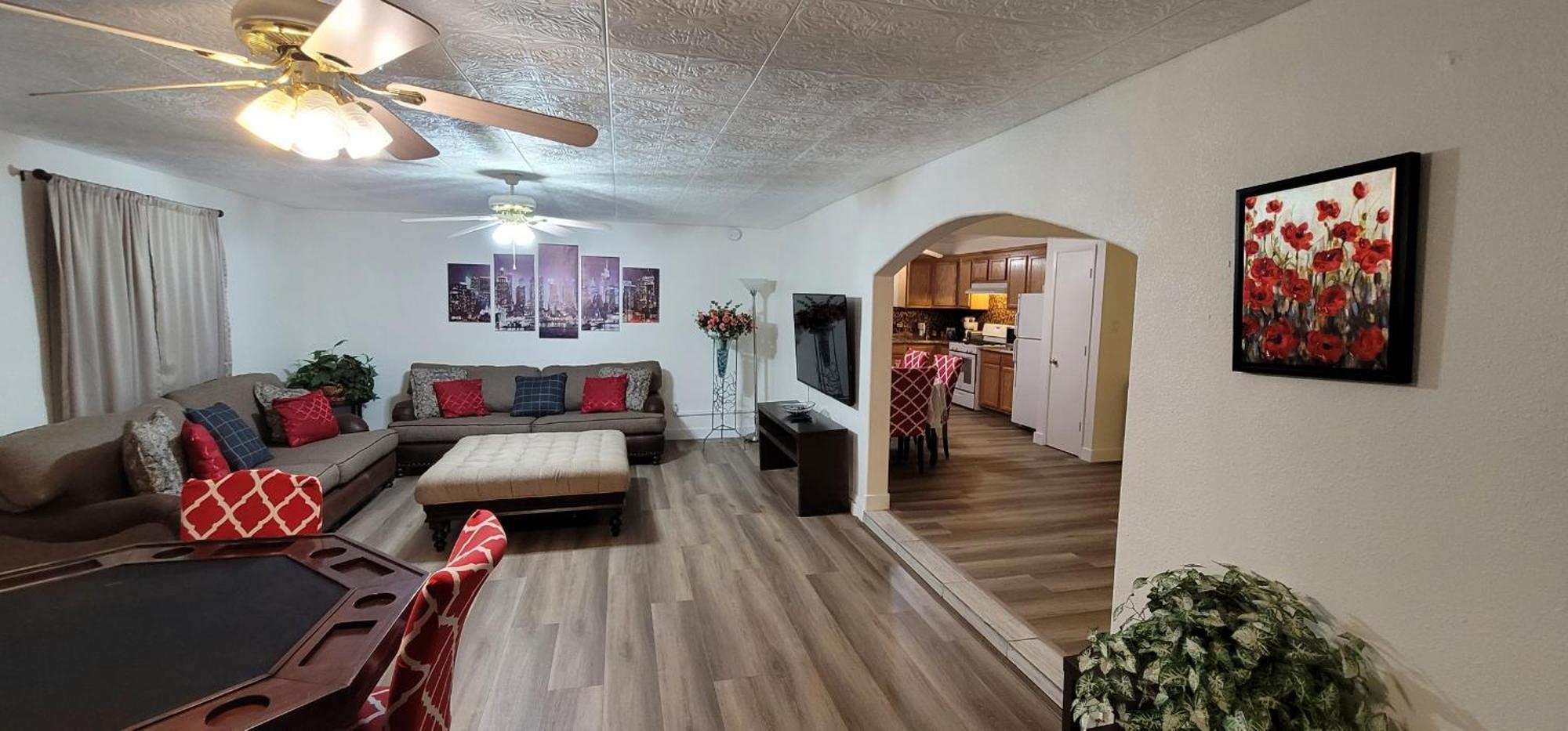Vacation 3.5 Mi To Strip/dt/outlt Up To 8 Gst Holiday home *