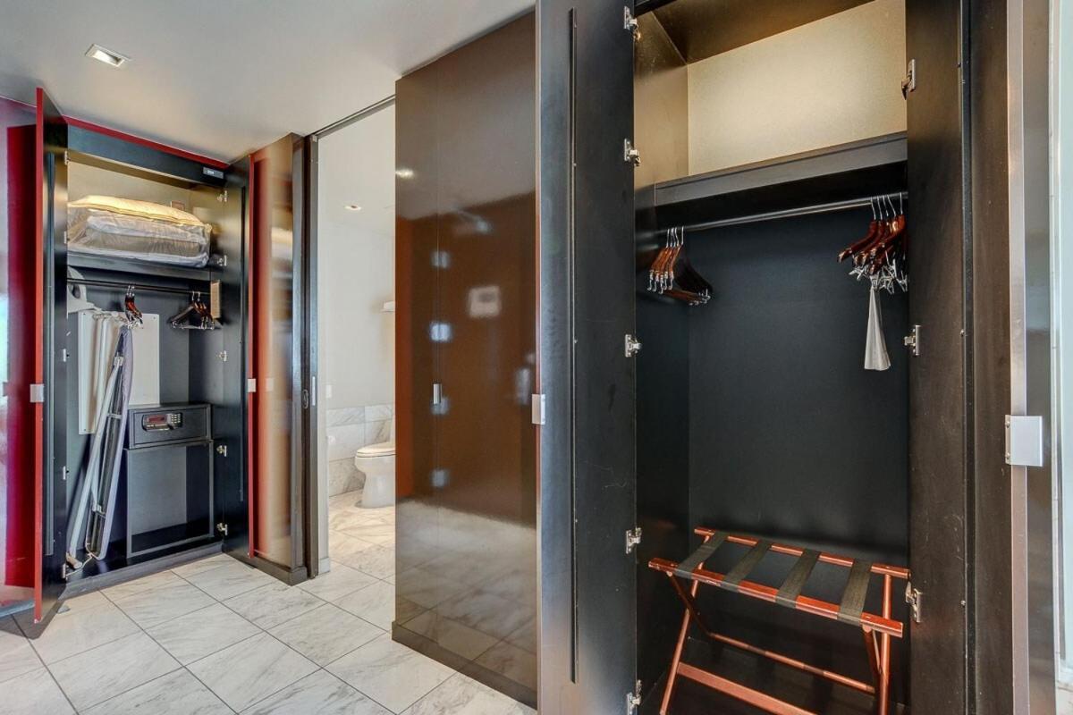 Luxury Strip View Studio- Palms Place