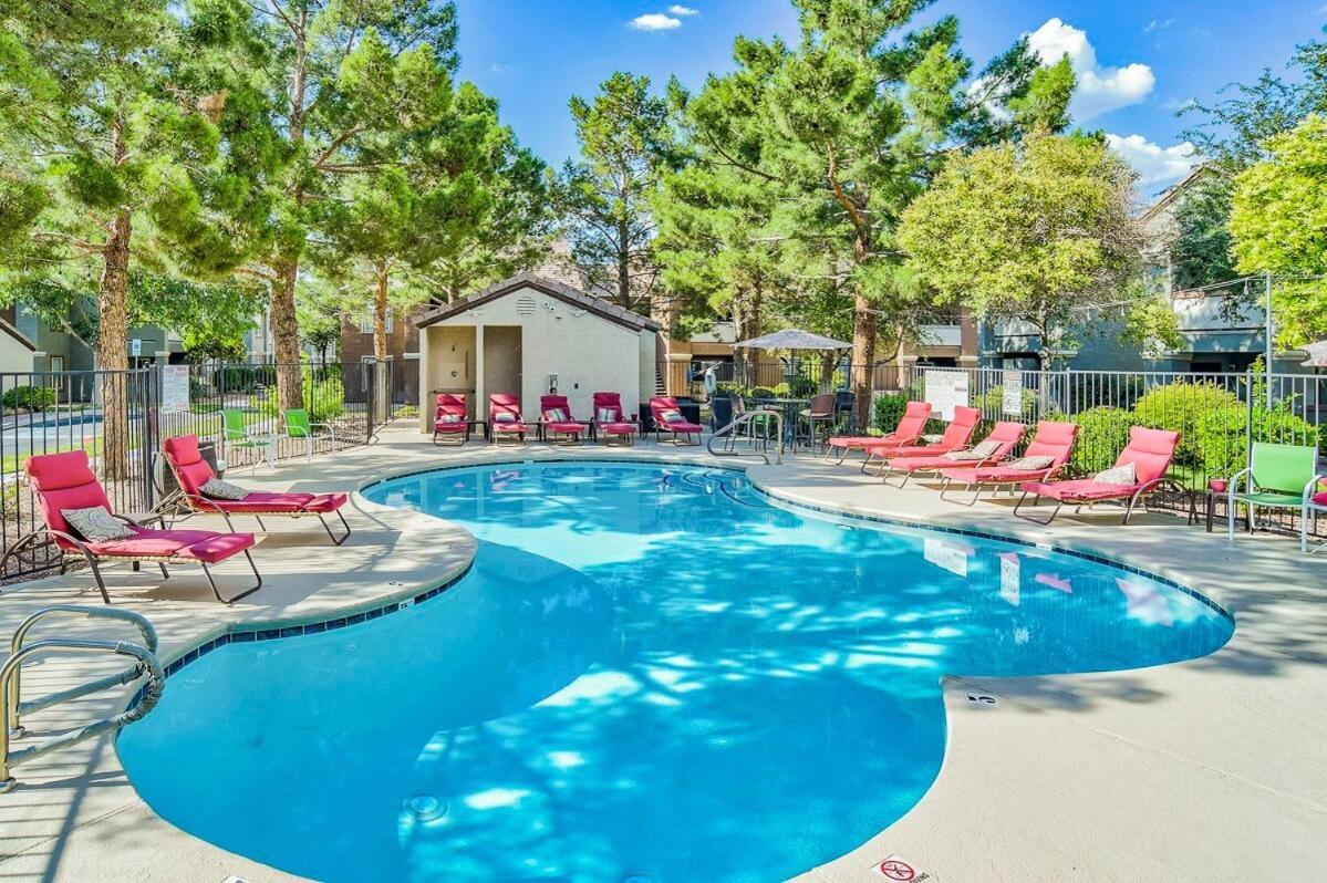 Upgraded Vegas Condo- 15 Minutes From Strip *