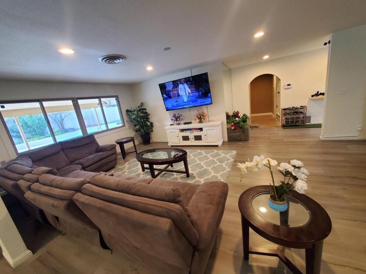 Large Estate 2 Miles To Strip With Pool Holiday home Las Vegas