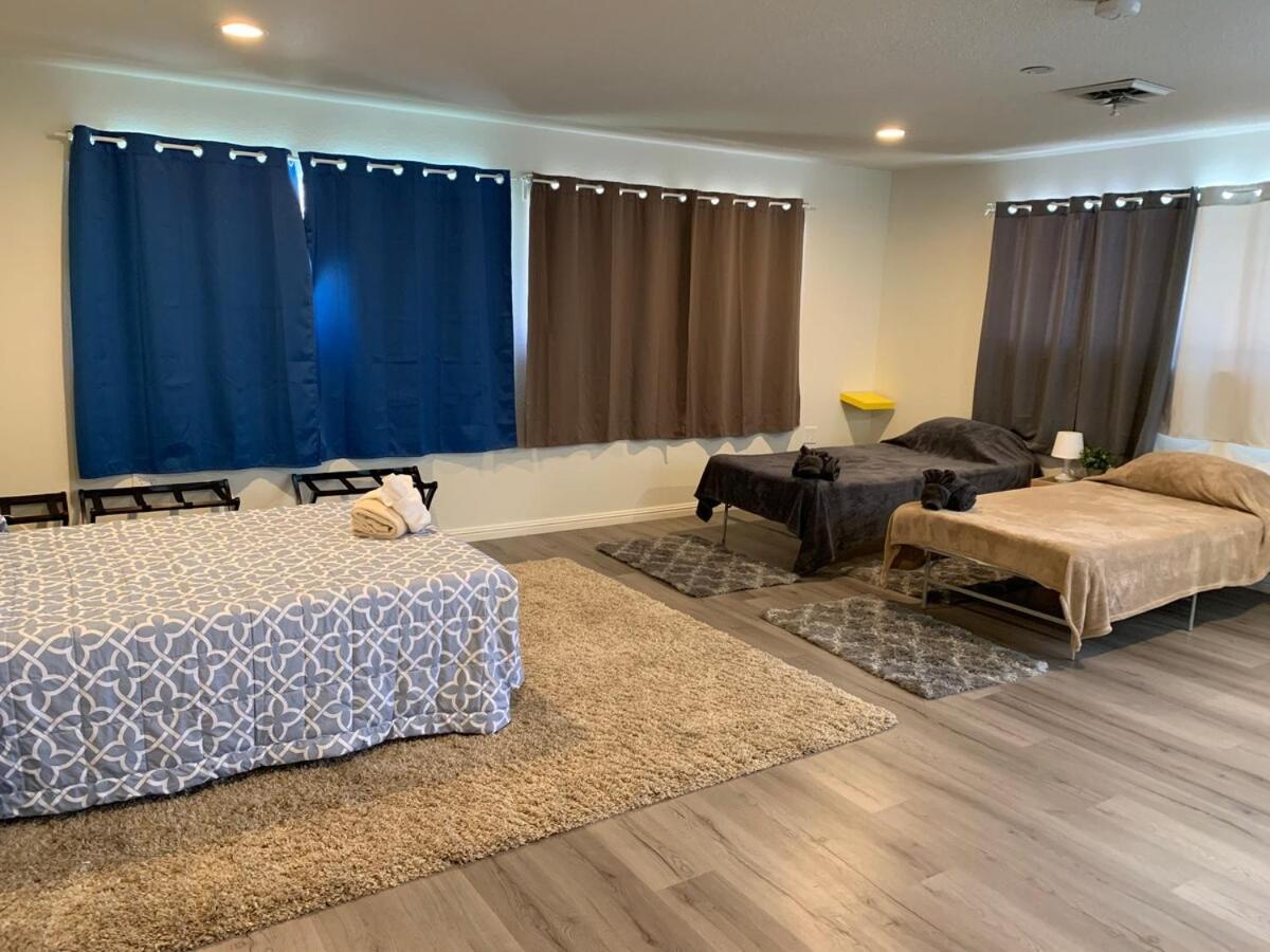 Large Estate 2 Miles To Strip With Pool *