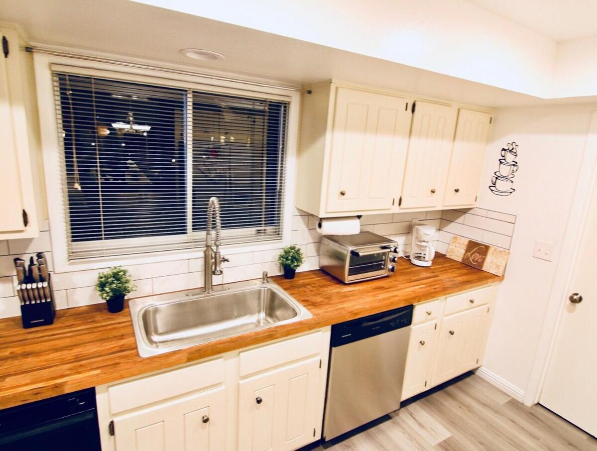 Large Estate 2 Miles To Strip With Pool Las Vegas