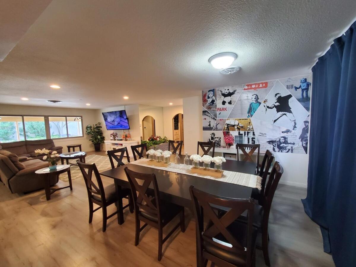 Large Estate 2 Miles To Strip With Pool