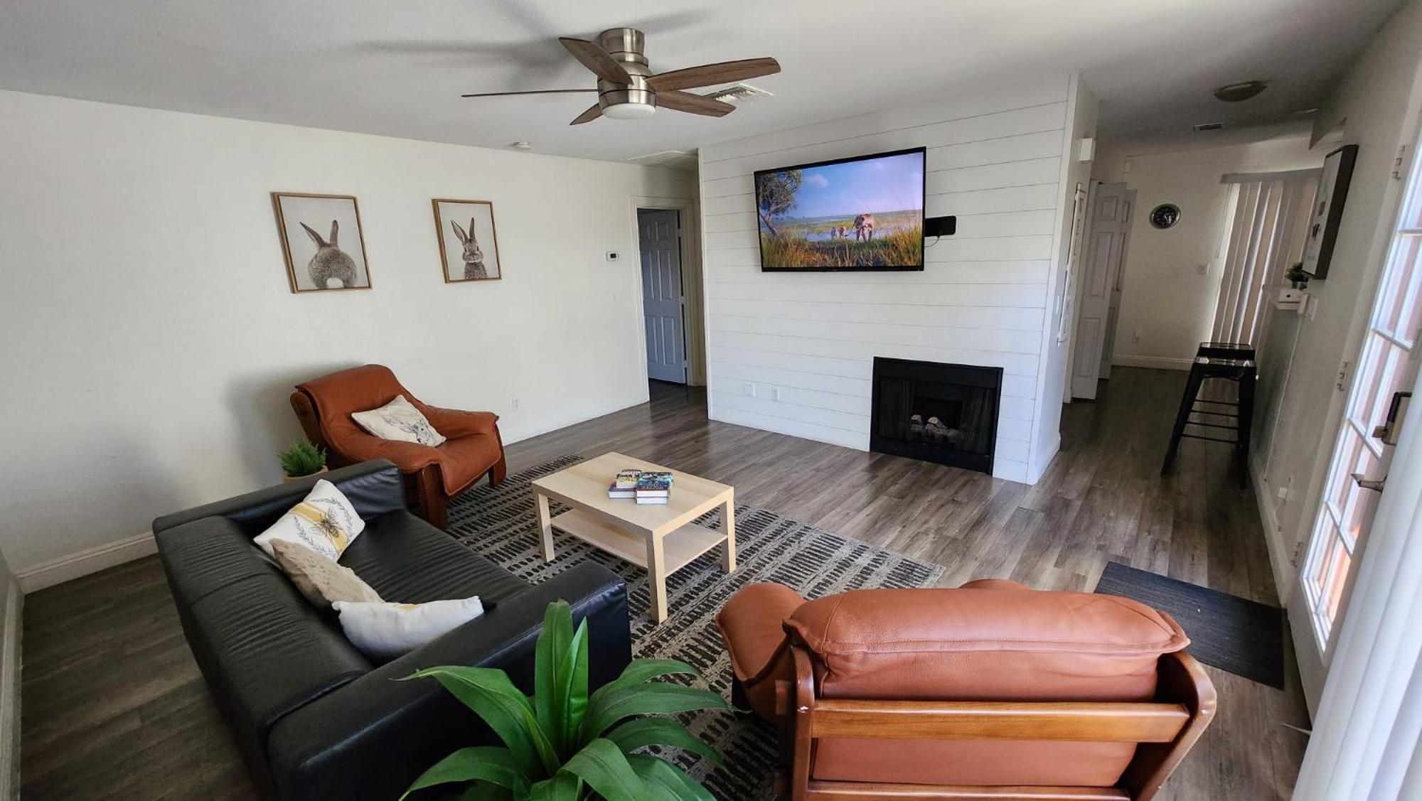 Apartment L - Fully Remodeled And Professionally Decorated *