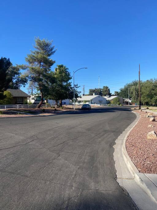 *free Parking Near Strip Cozy 2br Side: A Holiday home *