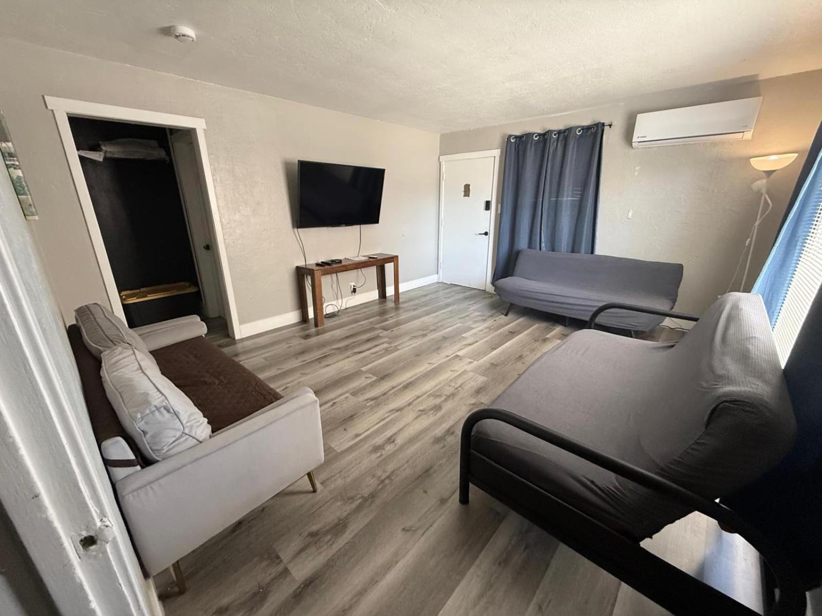 Downtown, Downtown Vegas Apartment *