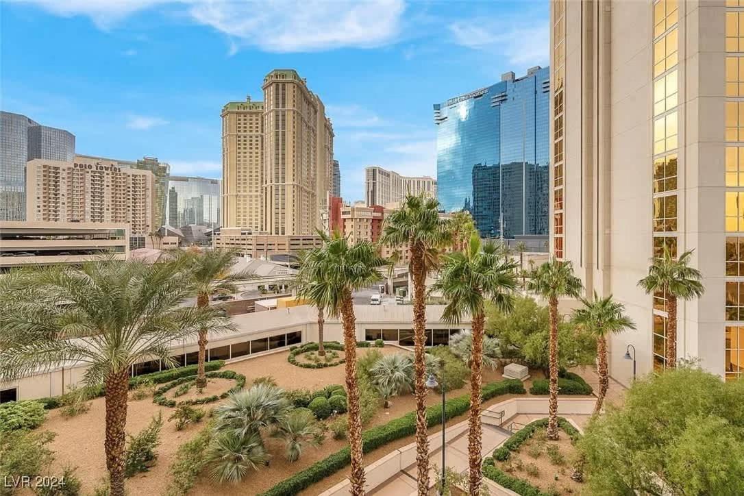 Apartment Stunning 1br Strip Views & Balcony 12701