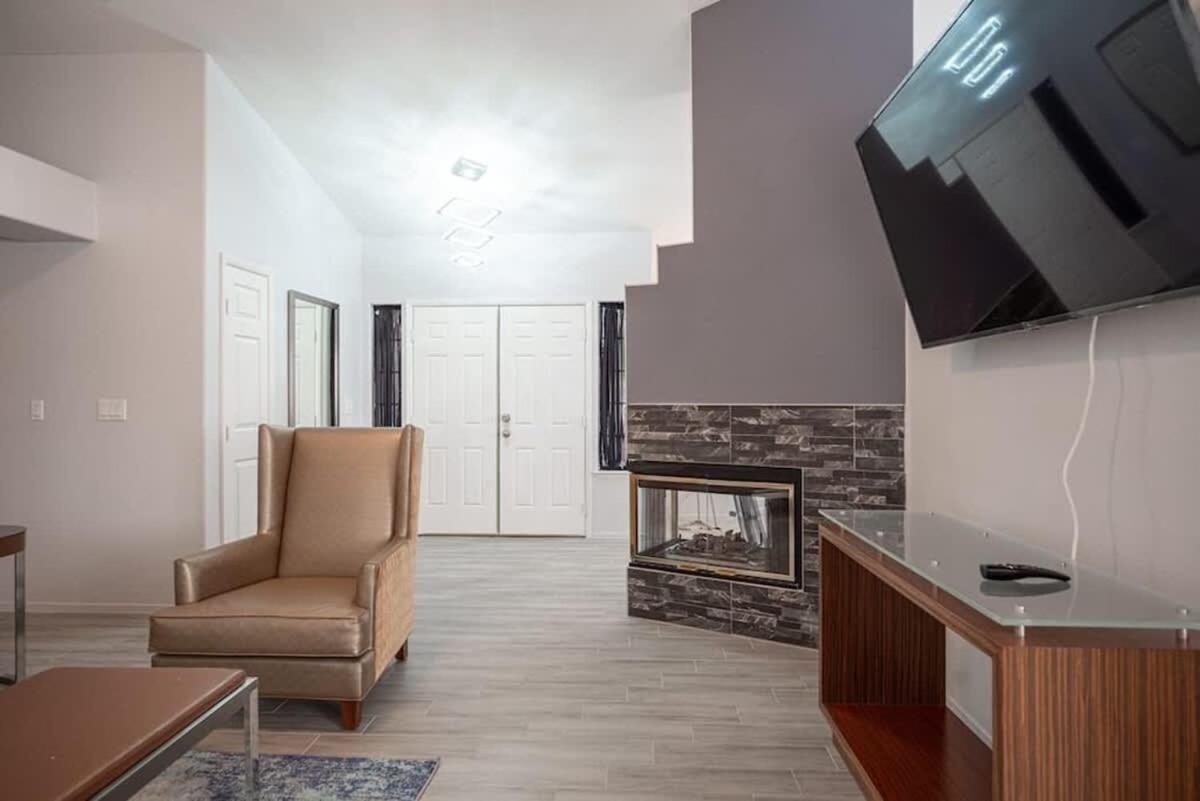 Sophisticated Close To It * Las Vegas