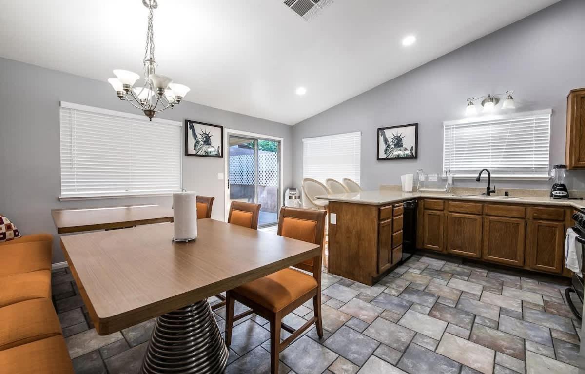 Bright & Stylish House W Pool Game Near The Strip * Las Vegas