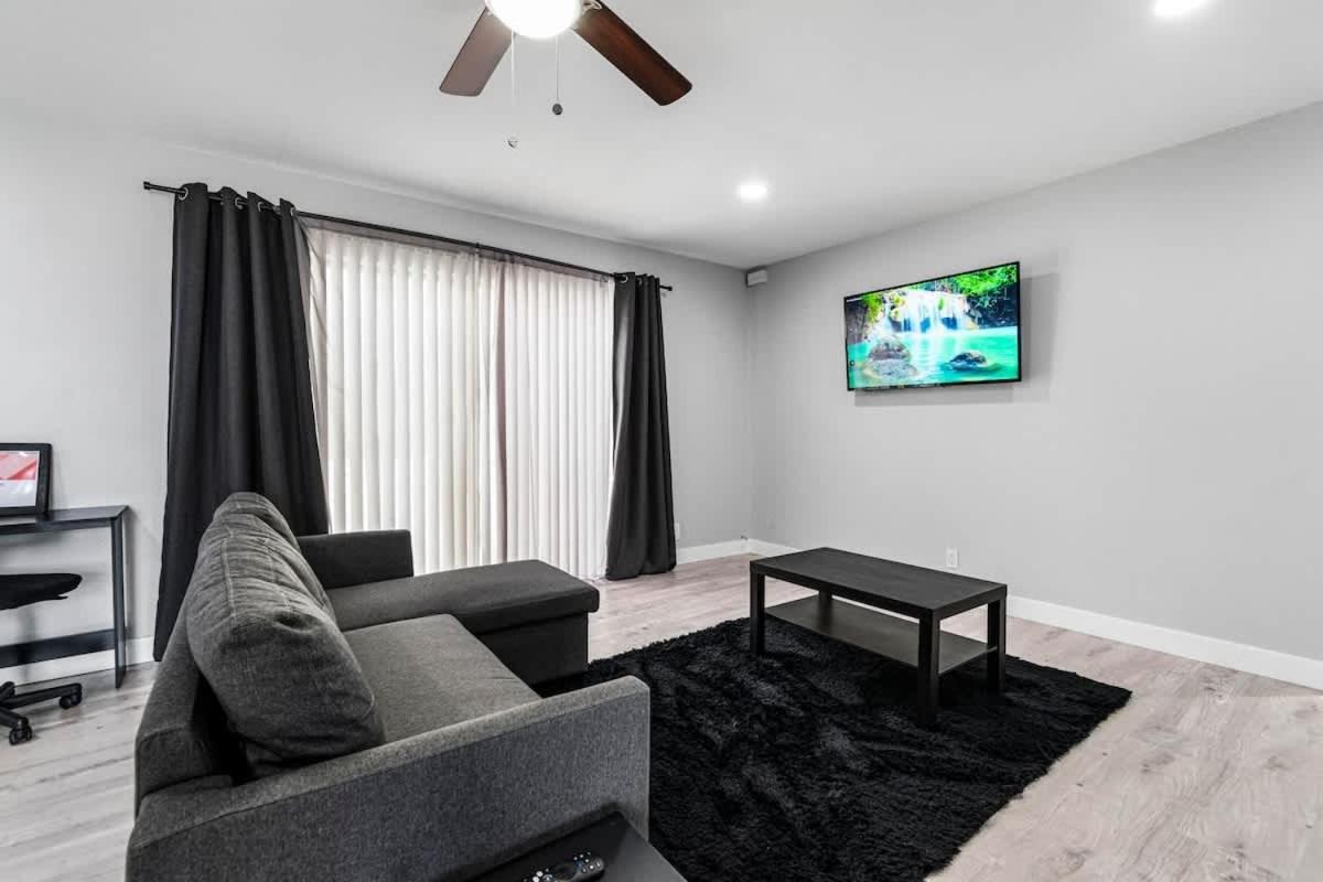 Chic 2-bed Oasis Sleeps 6! Minutes From Strip!