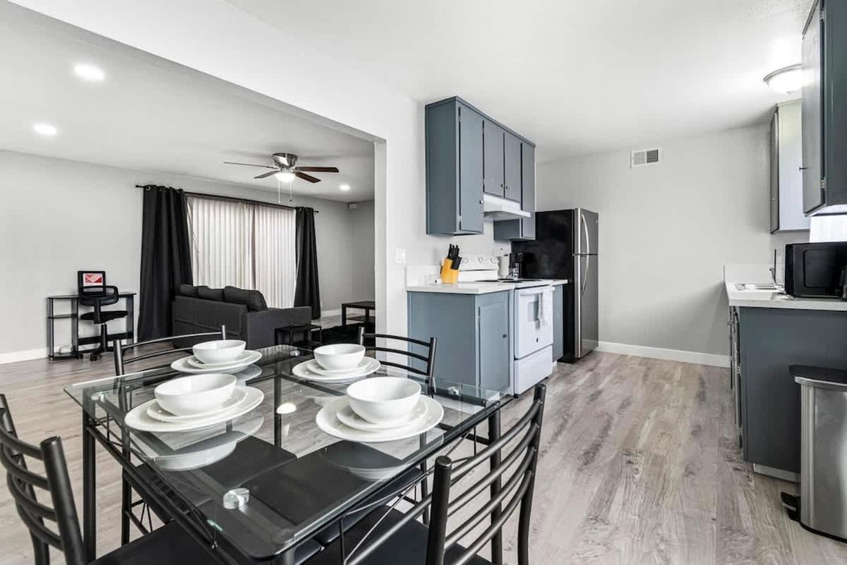 Chic 2-bed Oasis Sleeps 6! Minutes From Strip! Holiday home